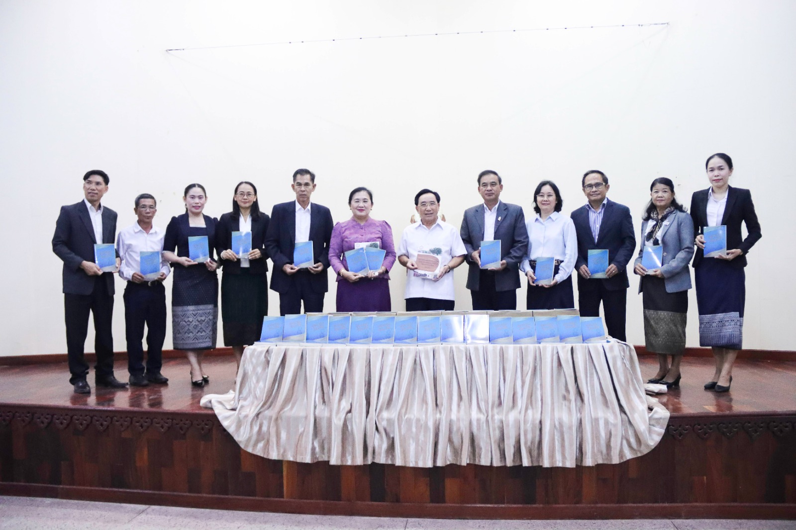 ອະດີດນາຍົກ ມອບປຶ້ມເລື່ອງ "ຊວນອ່ານ ຊວນຄິດ" ແລະ ການຄຸ້ມຄອງລິຂະສິດ ໃຫ້ສະຖາບັນ ສວສ