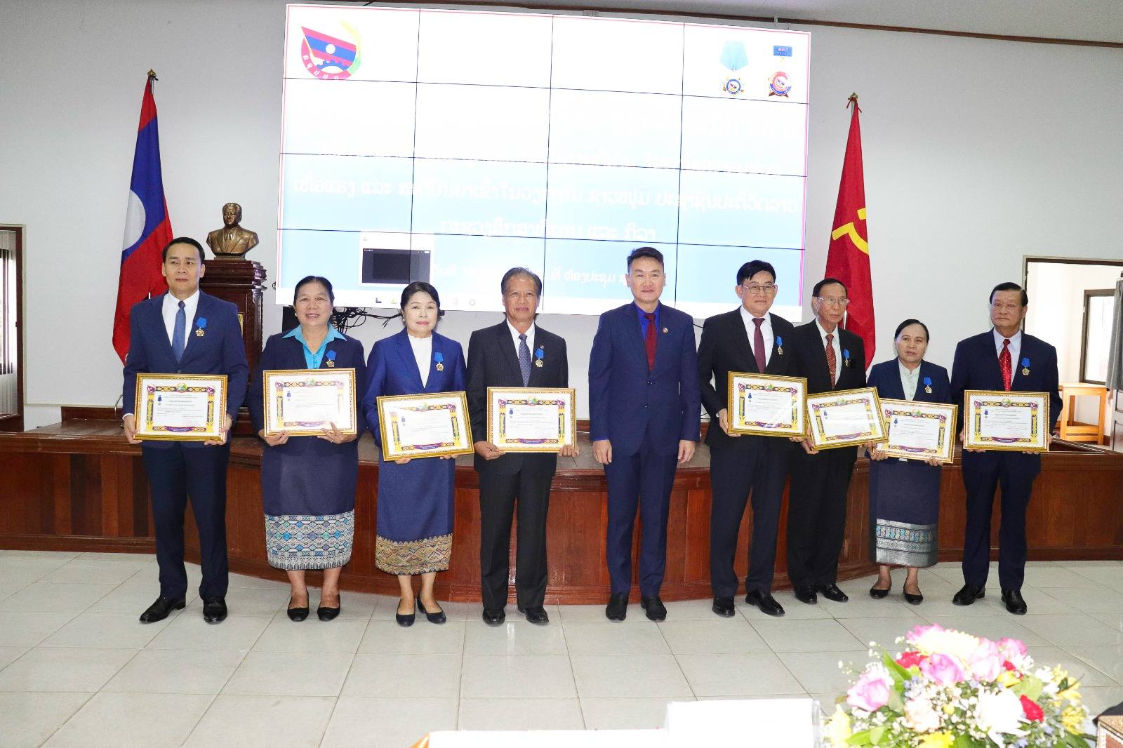 ປະດັບຫຼຽນຊາວໜຸ່ມຕະລຸມບອນ-ຫຼຽນກາລະນຶກ 65 ປີ ໃຫ້ແກ່ກົມກອງກອງ ແລະ ບຸກຄົນດີເດັ່ນ ໃນຂະແໜງສຶກສາ-ກິລາ