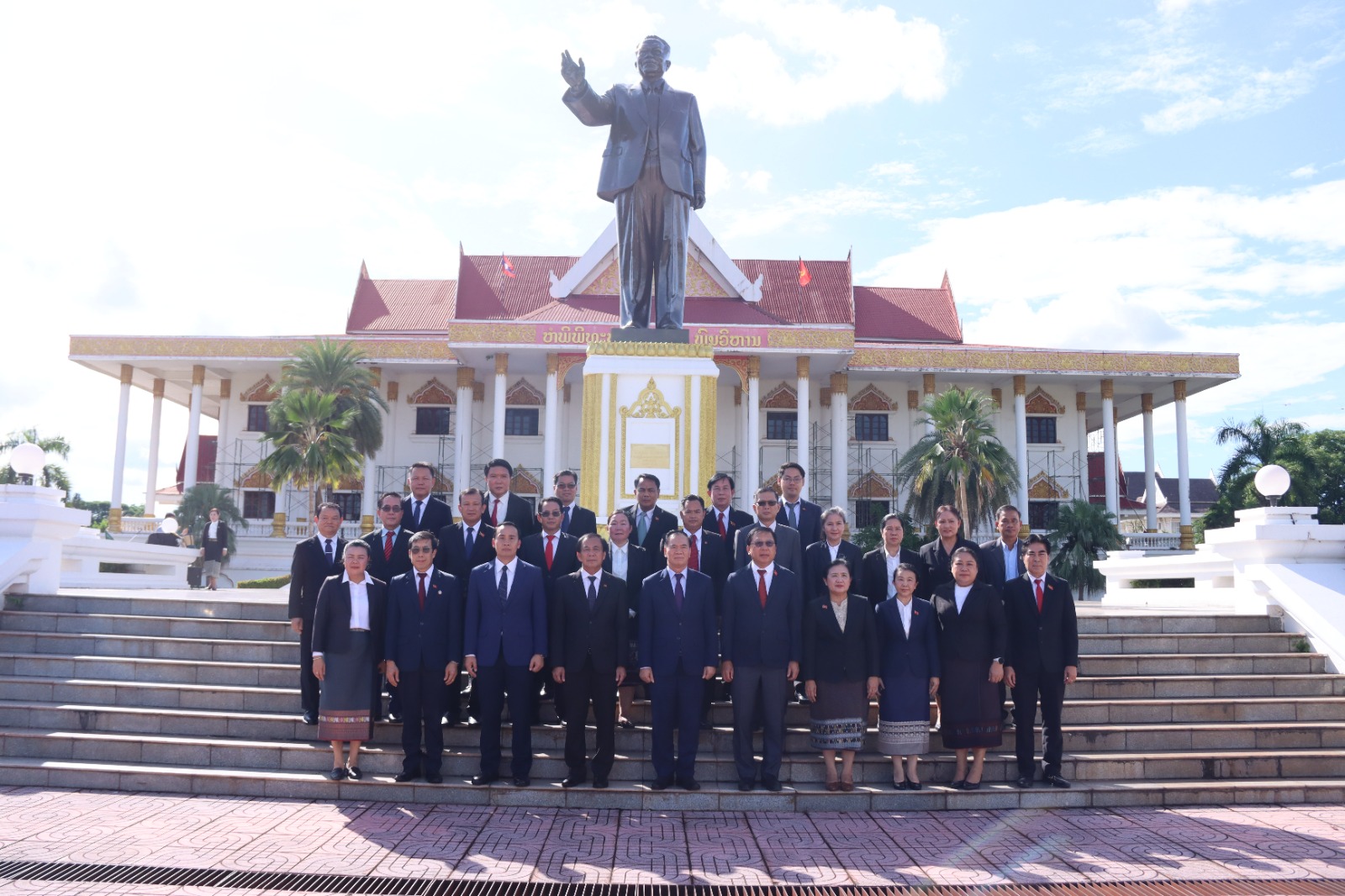 ການນຳກະຊວງ ສສກ ເຂົ້າວາງກະຕ່າດອກໄມ້ຢູ່ຕໍ່ໜ້າຮູບປັ້ນຫຼໍ່ປະທານ ໄກສອນ ພົມວິຫານ ໂອກາດດຳເນີນກອງປະຊຸມໃຫຍ່ ຄັ້ງທີ X