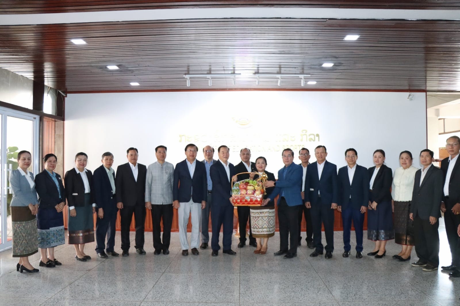 ຄະນະນໍາ ສສກ ຮ່ວມສະແດງຄວາມຍິນດີນໍາ ທ່ານລັດຖະມົນຕີ ທີ່ໄດ້ຮັບເລືອກໃຫ້ເປັນກຳມະການກົມການເມືອງສູນກາງພັກ ສະໄໝທີ XII