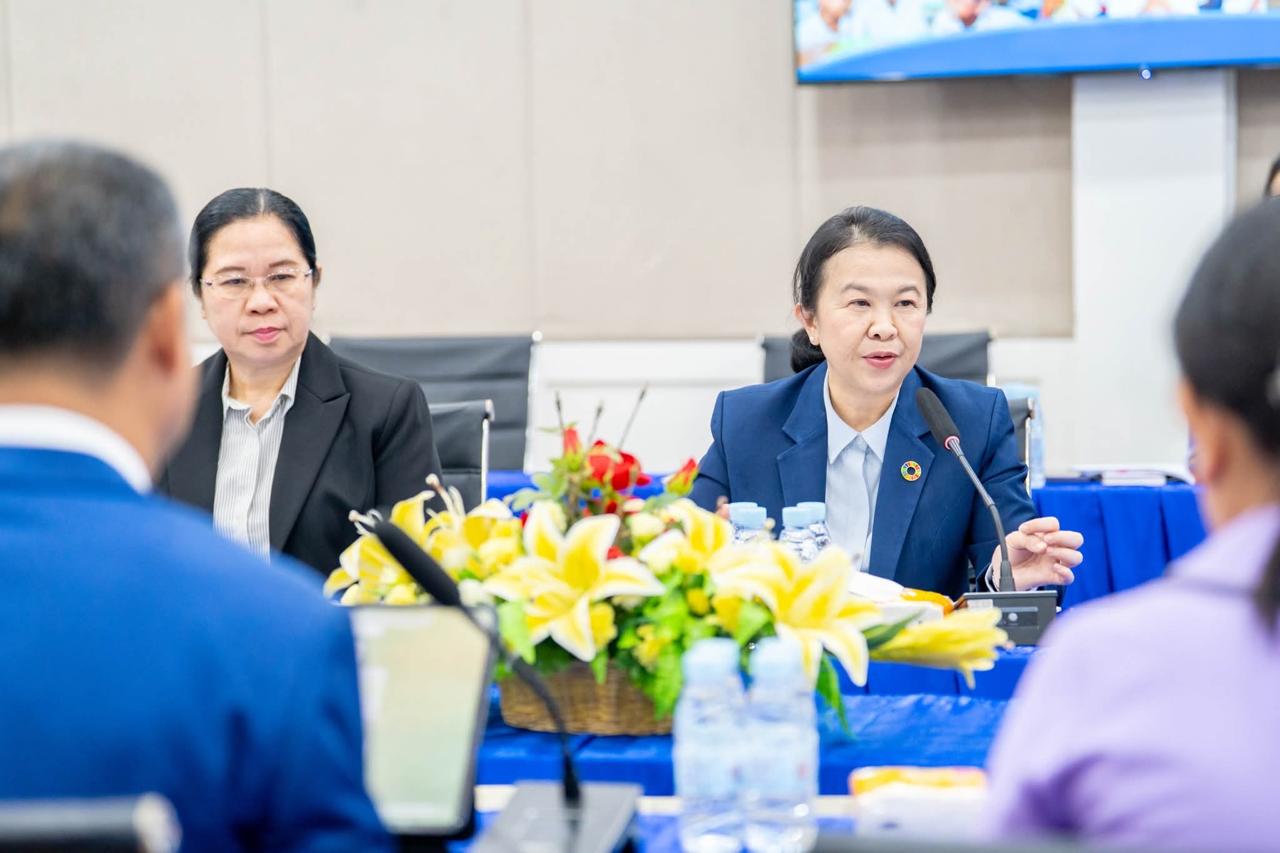 ລາວ-ກຳປູເຈຍ ທັດສະນະສຶກສາແລກປ່ຽນວຽກການສິດສອນເດັກປະລະການຮຽນໃນຊຸມຊົນ ທີ່ພະນົມເປັນ