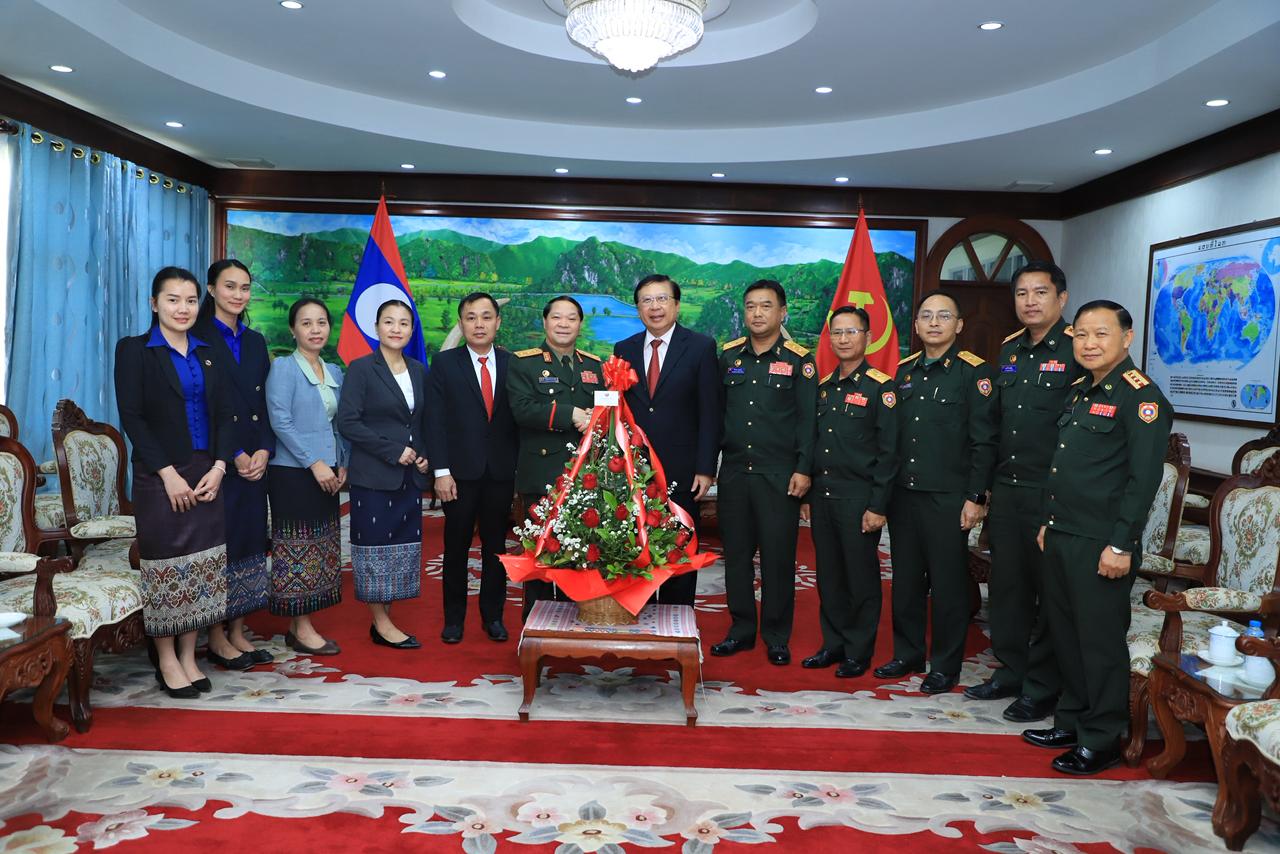 ຄະນະນຳກະຊວງ ສສກ ເຂົ້າອວຍພອນ ຄະນະນໍາກະຊວງປ້ອງກັນປະເທດ ໂອກາດວັນສ້າງຕັ້ງກອງທັບ ຄົບຮອບ 77 ປີ